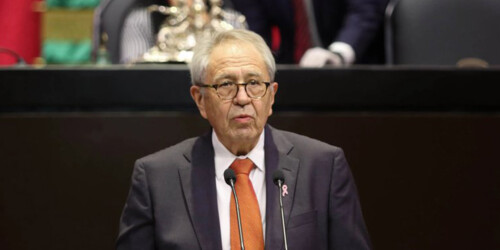 El Secretario de Salud de México dijo que no vacunaría a sus nietos por esta razón