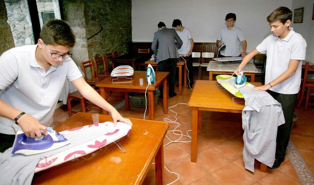 Esta escuela pone a niños a cocinar y planchar como parte de las clases