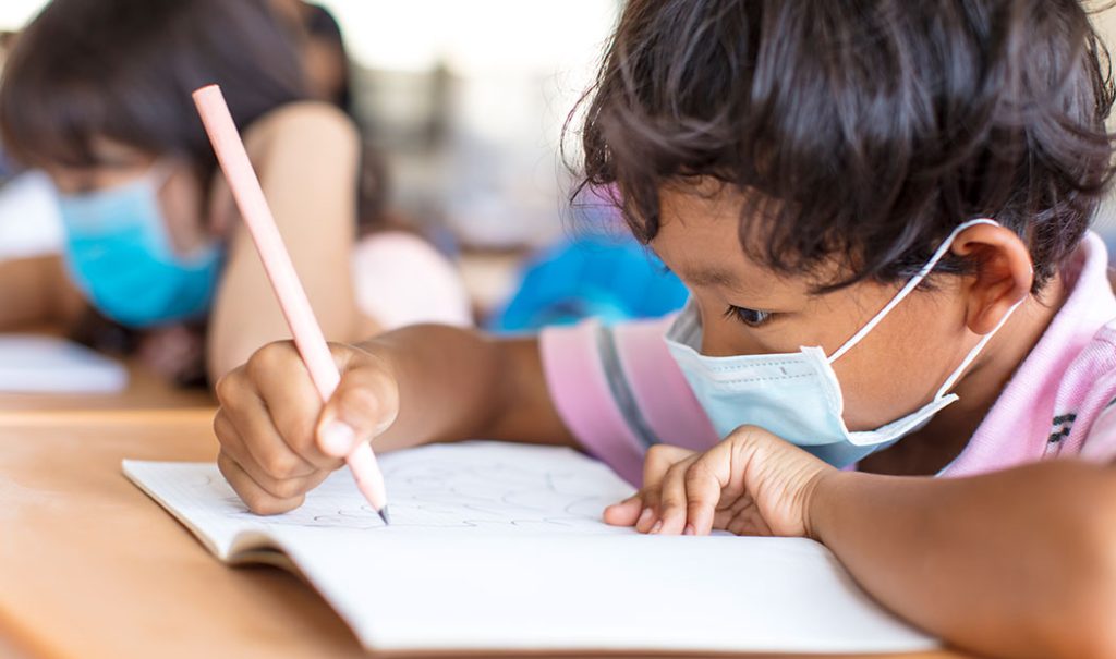 Tras regreso a clases aumentan los casos de Covid-19 en niños y esto dice López-Gatell