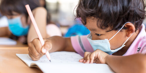 Tras regreso a clases aumentan los casos de Covid-19 en niños y esto dice López-Gatell