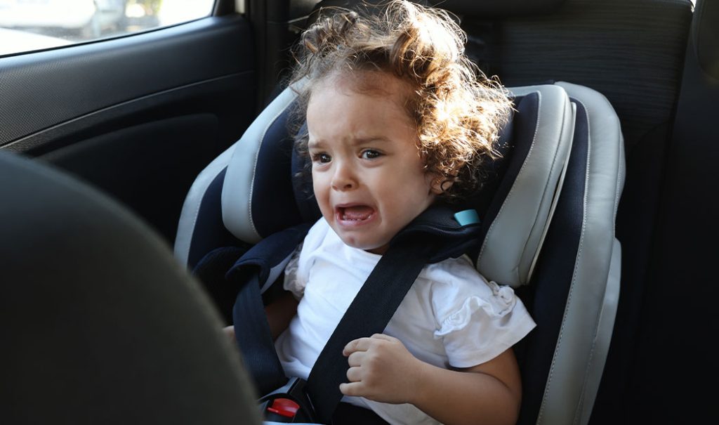 La ciencia explica por qué los papás olvidan a sus hijos dentro del coche