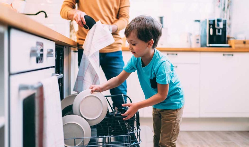 Expertos: Los niños deben hacer quehacer antes de los  4 años