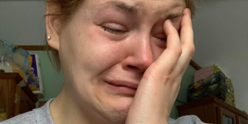 ‘Ser mamá de tiempo completo es sofocante’: La polémica confesión de una mujer