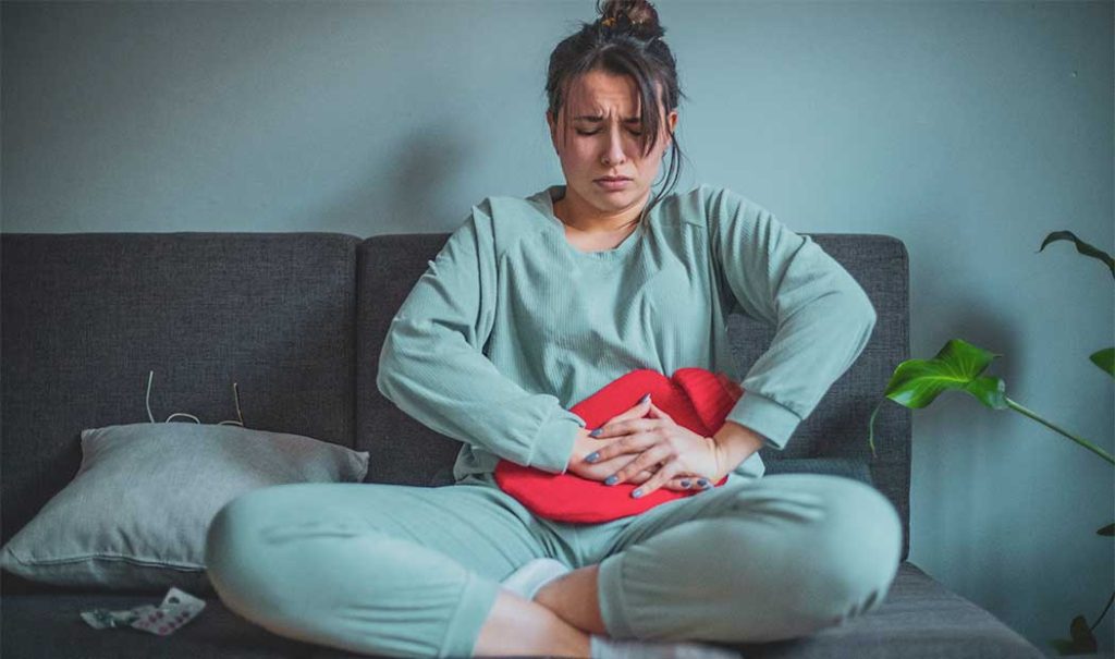 Mujeres y personas menstruantes podrían faltar al trabajo por cólicos si se avala esta reforma