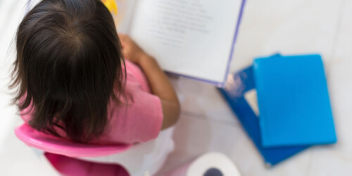 ¿Qué significa la popó blanca de los niños?