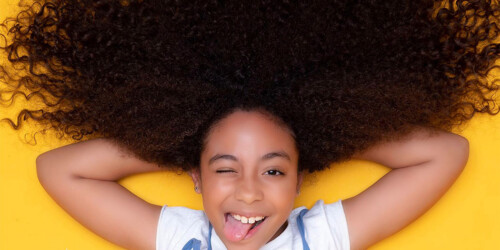 ¿Cómo cuidar el pelo chino de los niños?