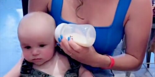VIRAL: Critican a mamá por darle biberón en la oreja a su bebé