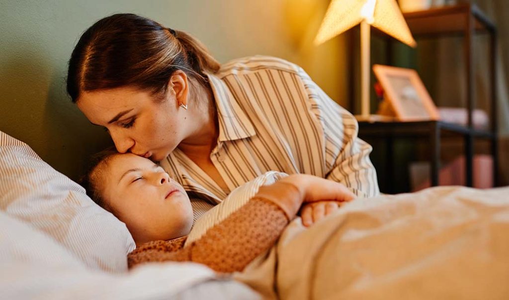 La importancia de darle un “beso de buenas noches” a tus hijos