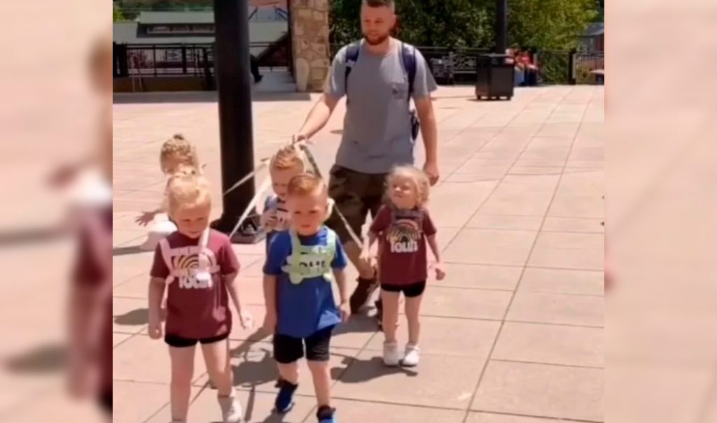 Critican a papá por pasear a sus 5 hijos con correa