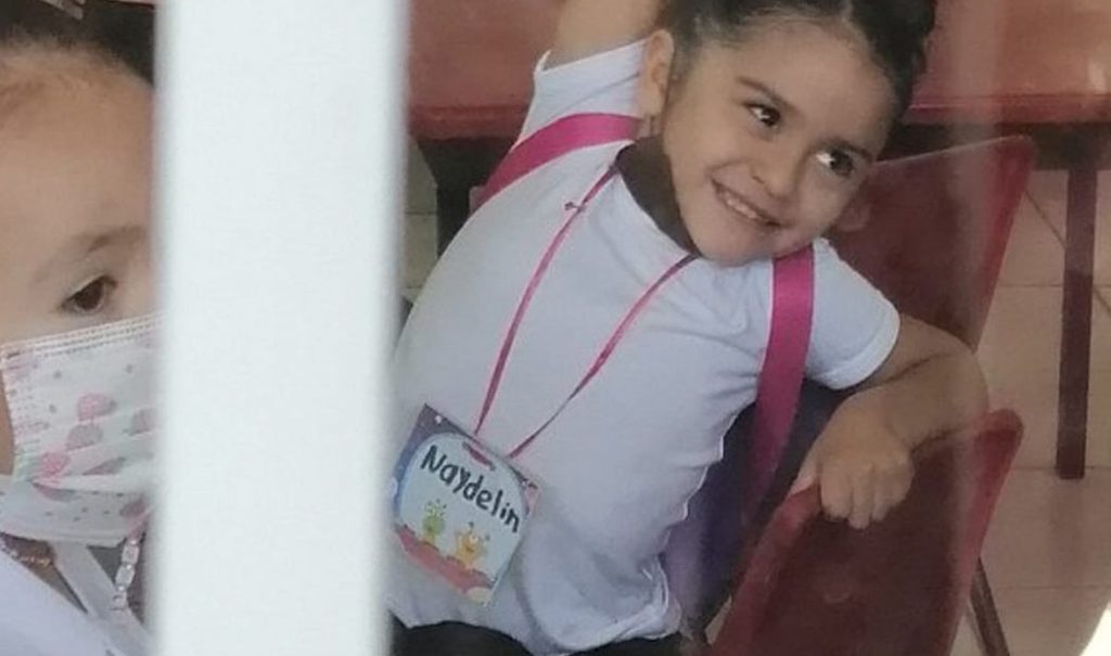 Niña se cambia el nombre en su primer día de clases