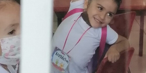 Niña se cambia el nombre en su primer día de clases