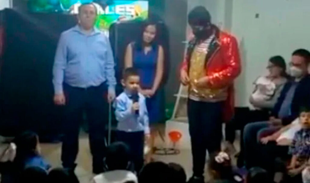 Niño sorprende a sus invitados con un sincero discurso: «Yo no quería que vinieran»