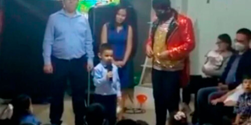 Niño sorprende a sus invitados con un sincero discurso: «Yo no quería que vinieran»