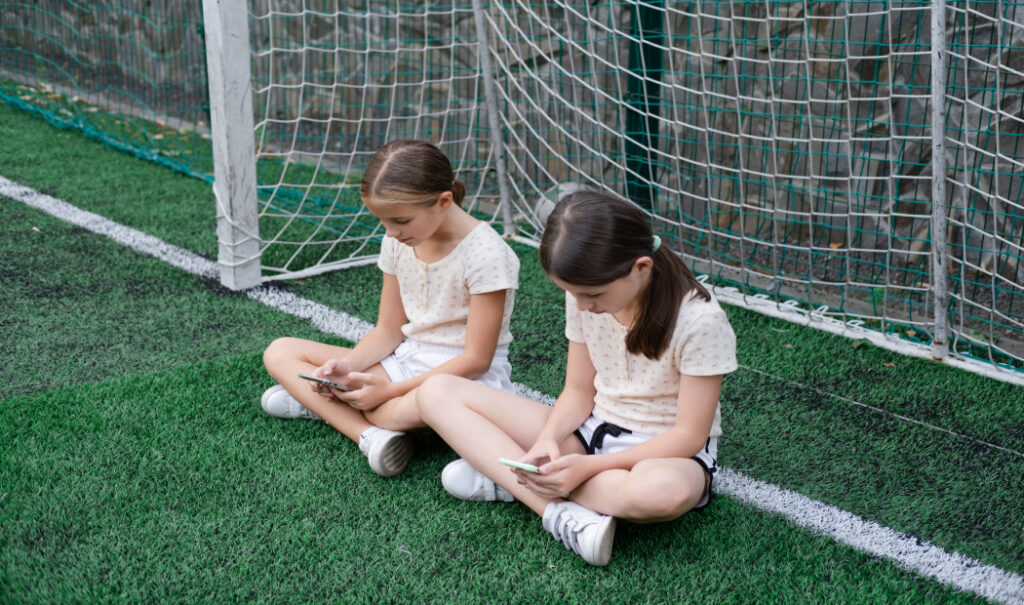 El futuro en la postura de los niños usando la tecnología