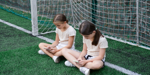 El futuro en la postura de los niños usando la tecnología