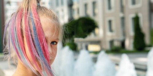 Escuela prohíbe que los niños tengan pelo largo o de colores