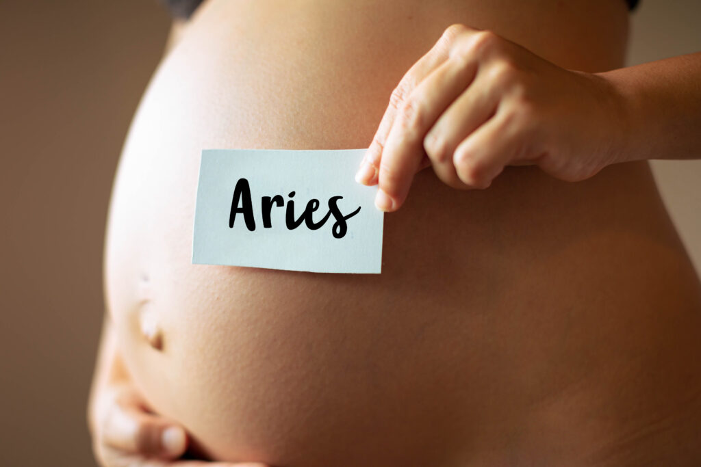 mujer embarazada de bebe aries