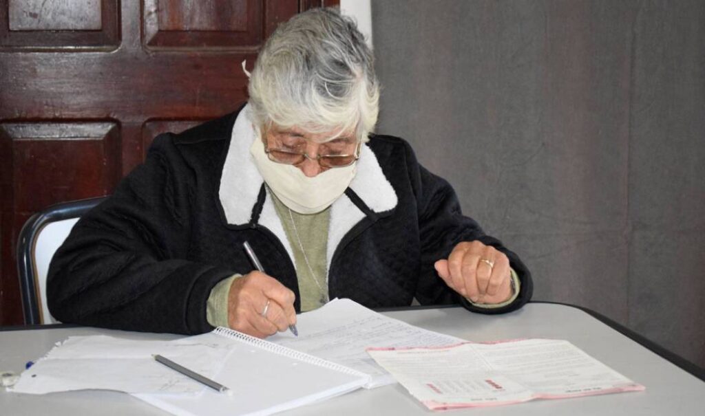 abuelita termina primaria con honores