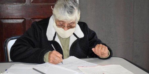 Abuelita termina primaria: «No me da vergüenza aprender»