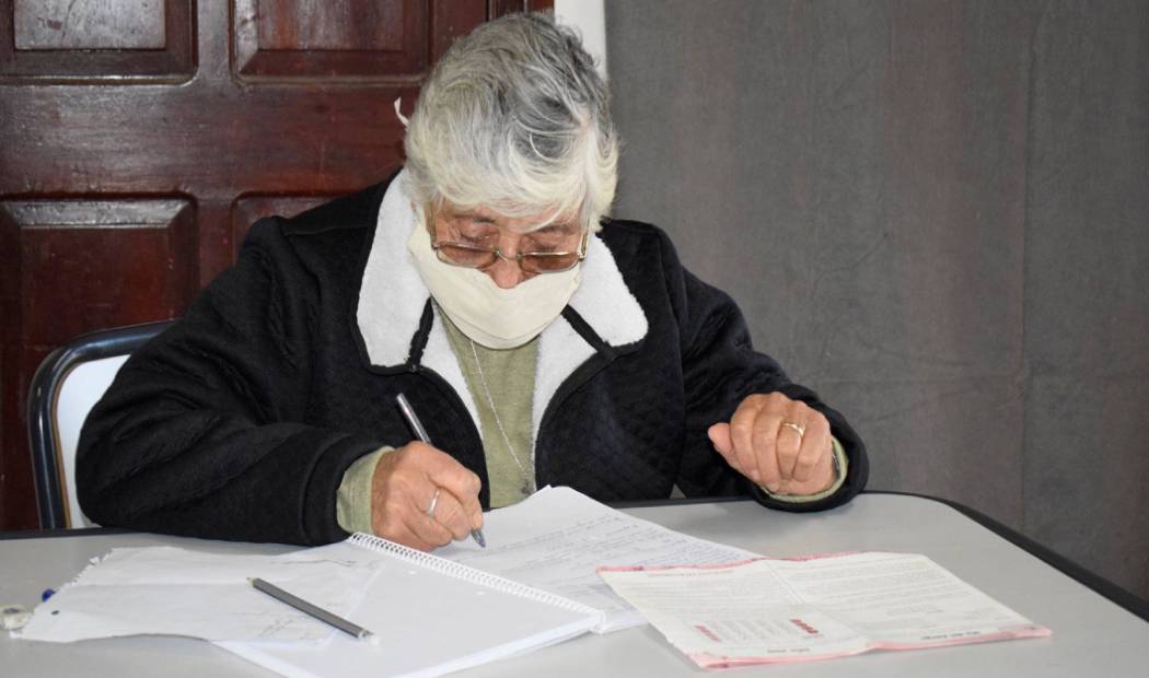 Una abuelita terminó la primaria gracias a que estudiaba en casa en 2021. 