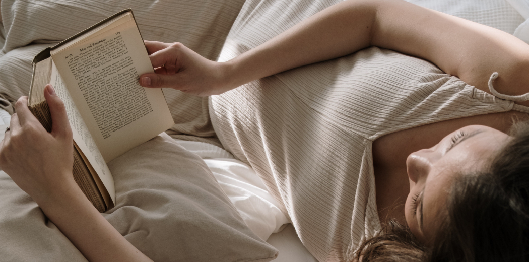 leer un libro es señal de autocuidado en la maternidad