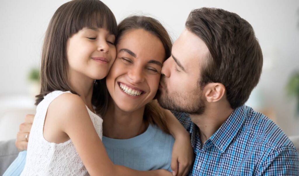 familia fomentando la crianza positiva