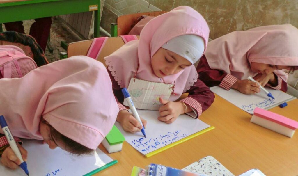niñas iranies estudiando