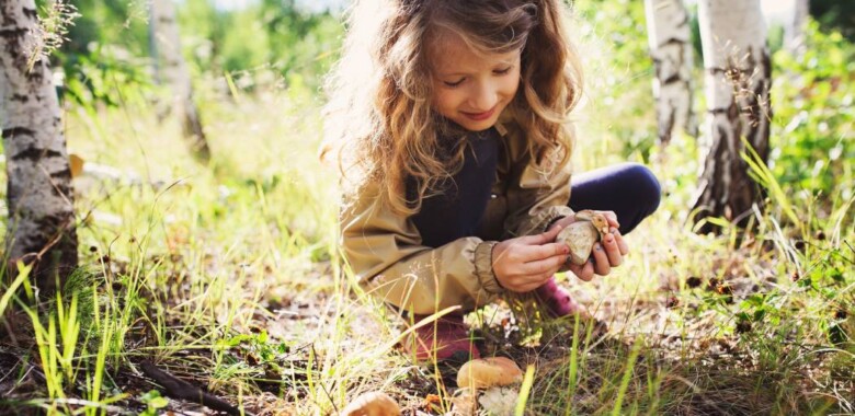 niña jugando en la naturaleza