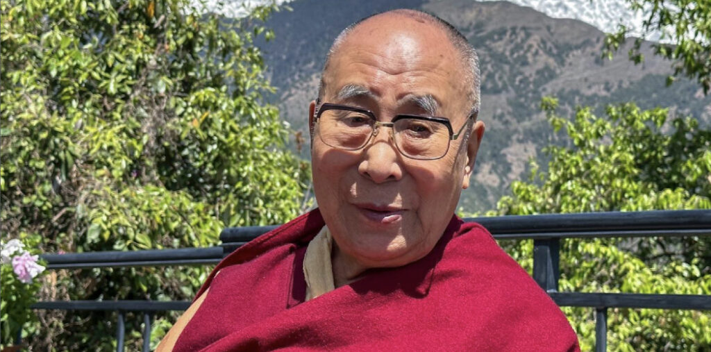 dalai lama pide a niño que lo bese en la boca y le chupe la lengua