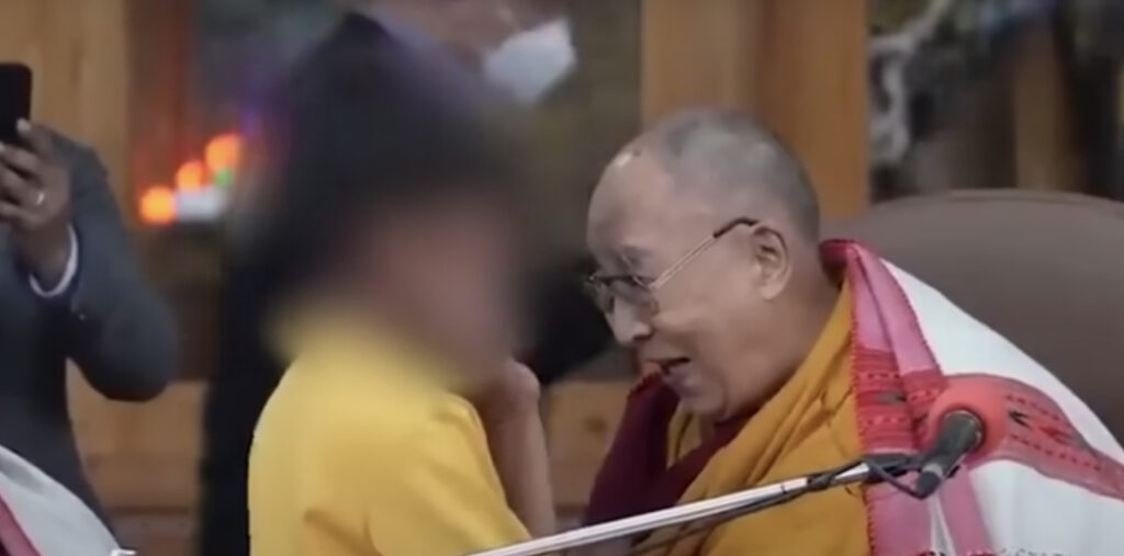 dalai lama se disculpa por besar a un niño en la boca