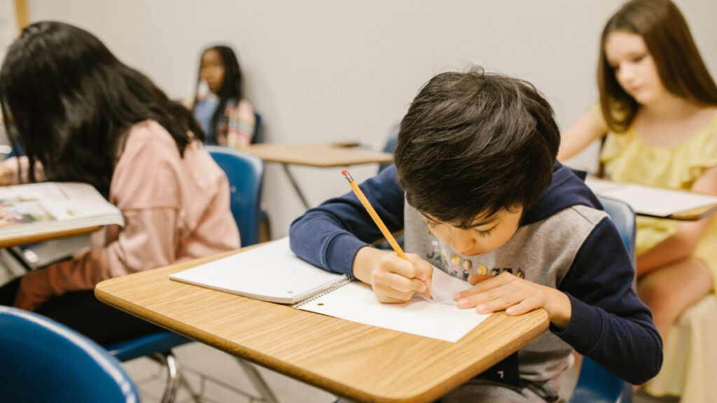 5 becas para niños que ayudarán a la economía del hogar