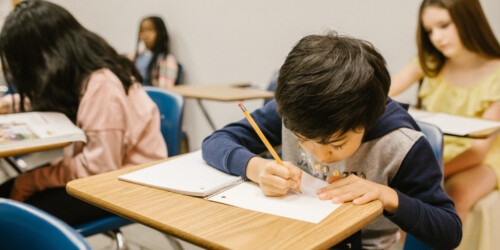 5 becas para niños que ayudarán a la economía del hogar
