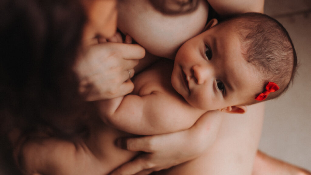 Estudio explica los beneficios del método canguro para bebés