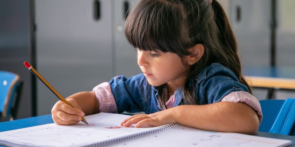 enseñar a niños a leer y escribir