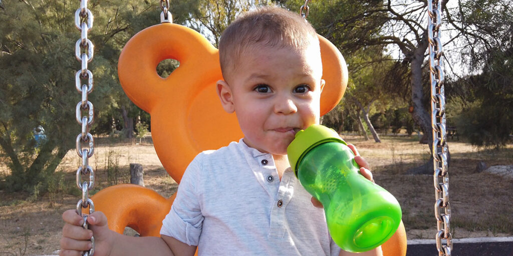 ¿Cuánta agua deben tomar los niños?