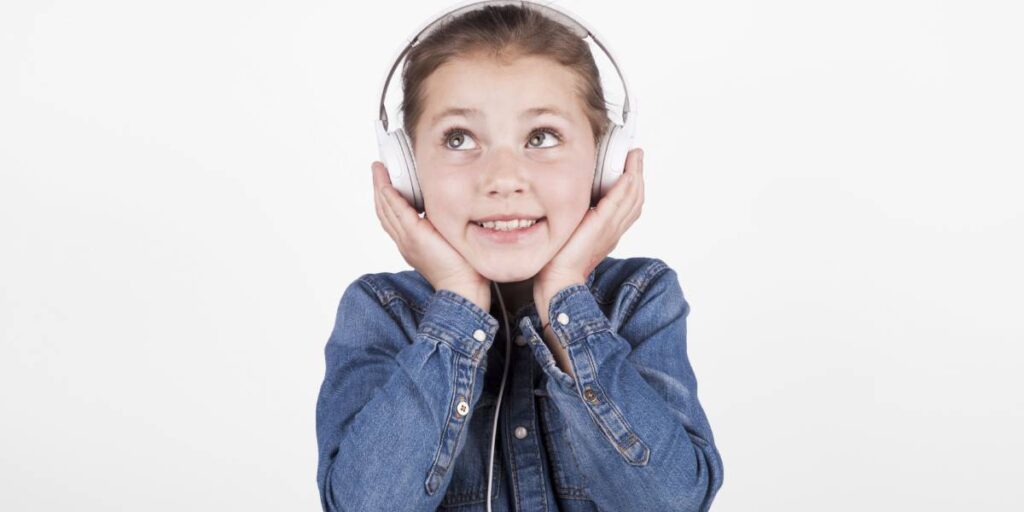 Uso de audífonos, los riesgos que corren los niños y adolescentes