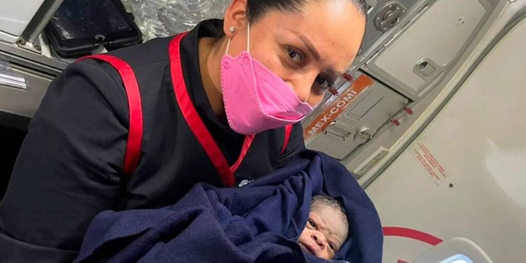 bebe nace en avion de aeromexico