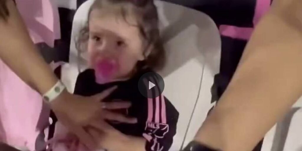 messi le da balonazo a una niña