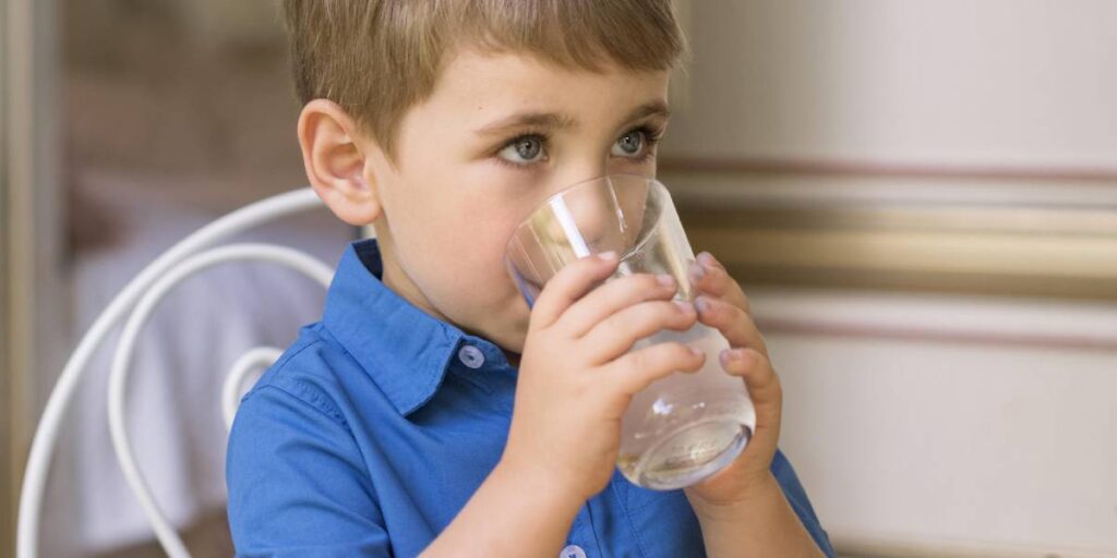 3 consecuencias de que tu hijo tome agua contaminada