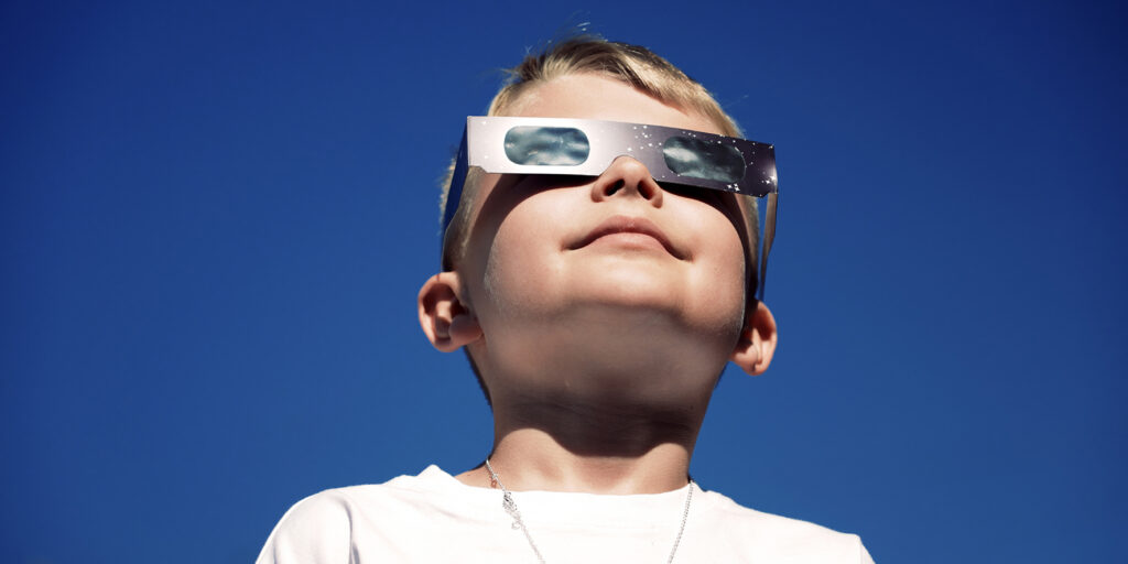 ¿Los niños pueden ver el eclipse solar?