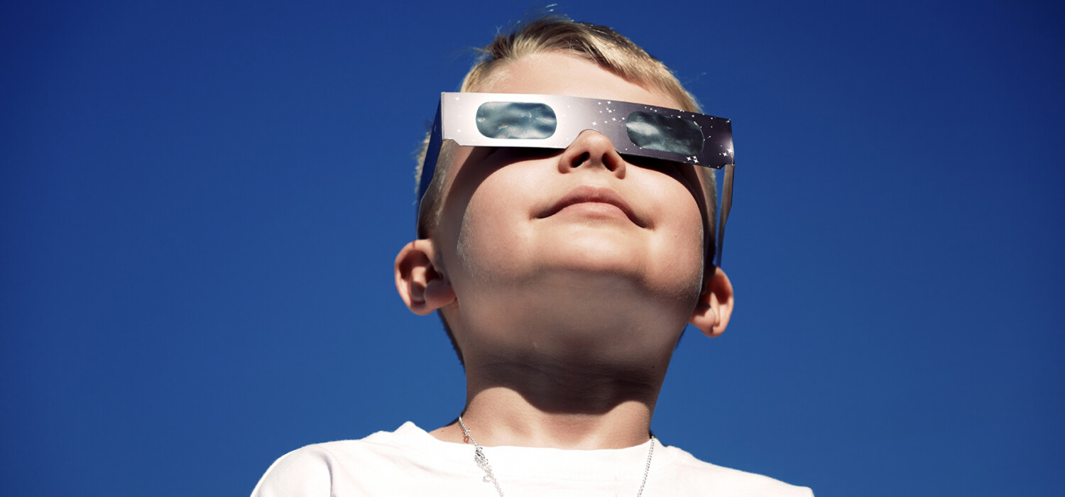 los niños pueden ver el eclipse