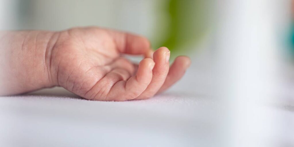 Madre lanza a su hijo discapacitado a río con cocodrilos