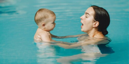 La edad recomendada para llevar a un niño a clases de natación
