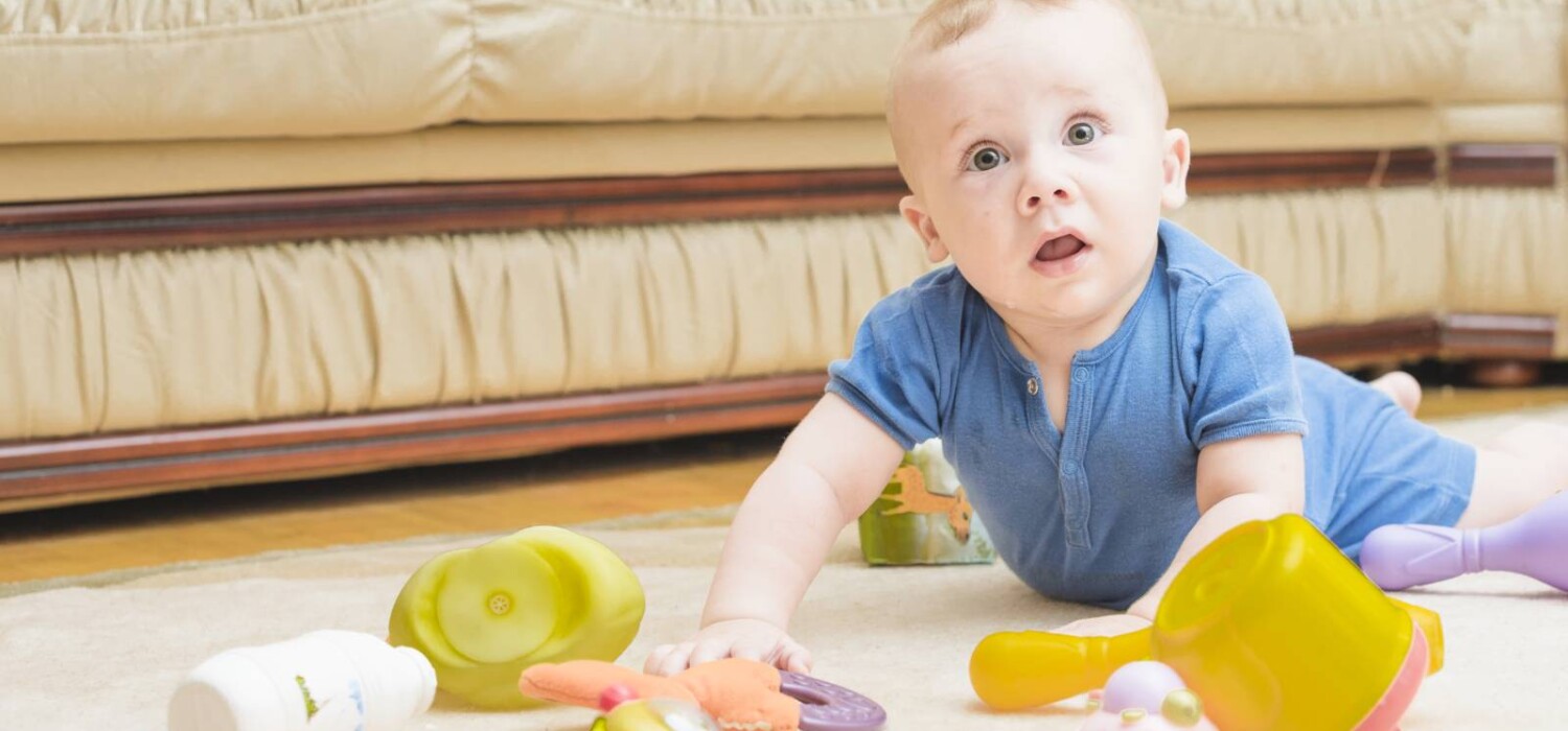 bebes tiran cosas al piso