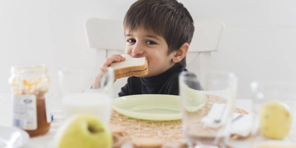 ¿Cómo debería ser la correcta alimentación de los niños?