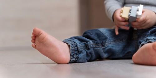 5 razones para dejar que tu hijo ande descalzo
