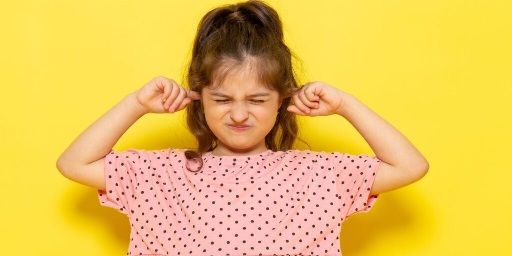 ¡Mi hijo no escucha bien! Te decimos señales de alerta de la salud auditiva