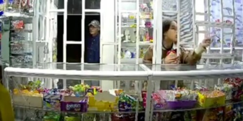 Niña escapa de acosador y pide ayuda en una tienda