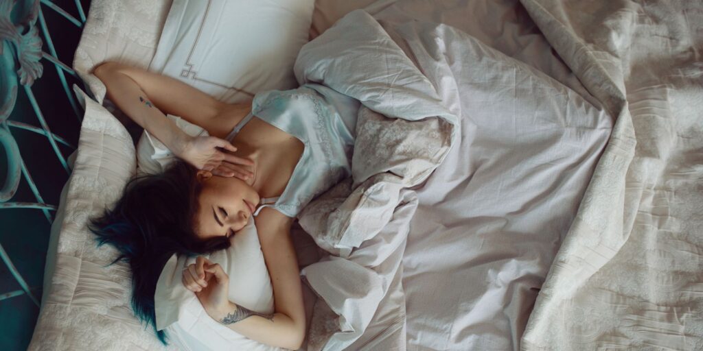 ¿Camas separadas? Descubre los beneficios de dormir sola