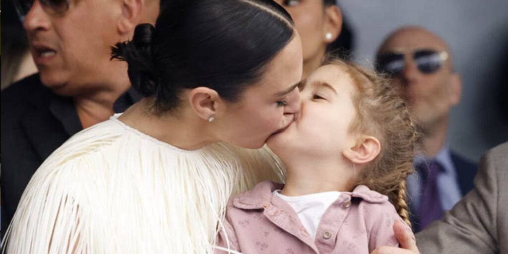 Gal Gadot besó a su hija de tres años en la boca… y las críticas aparecieron